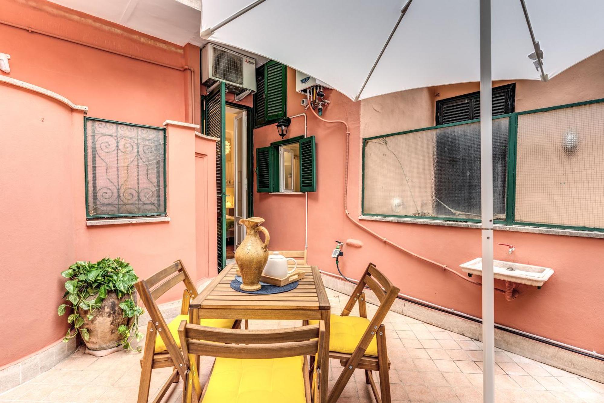 Elegant Apartment Behind The Colosseum Roma Exterior foto