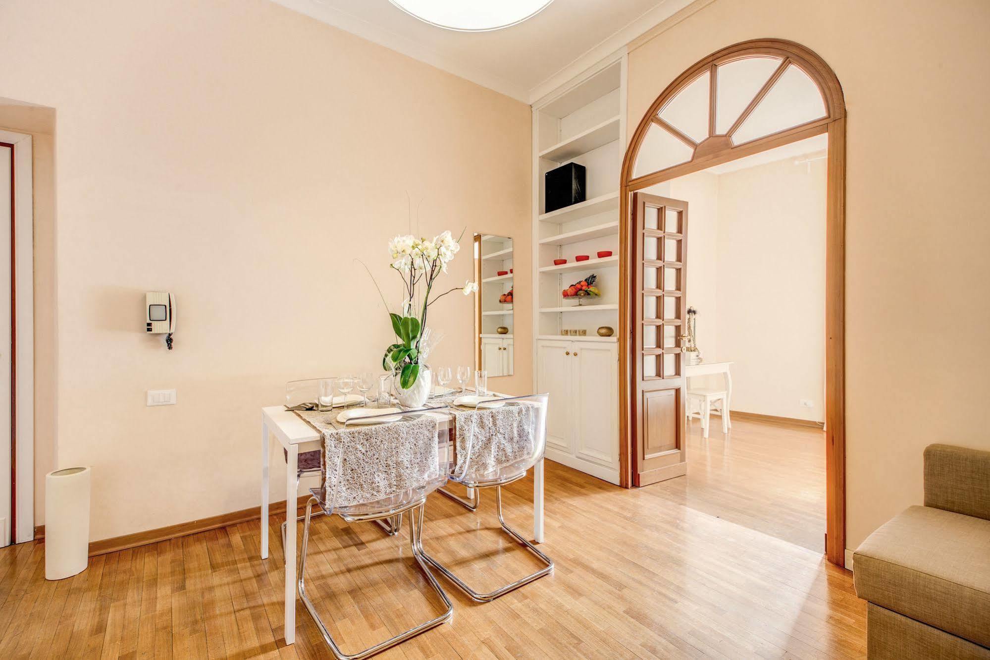 Elegant Apartment Behind The Colosseum Roma Exterior foto