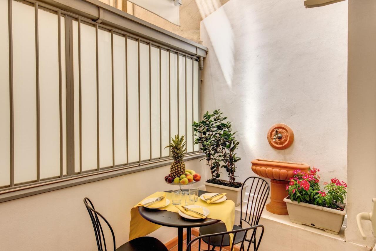 Elegant Apartment Behind The Colosseum Roma Quarto foto